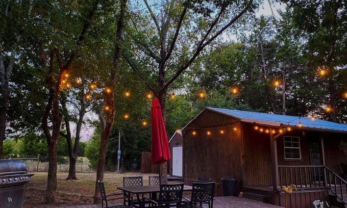 Gordonville Cabin | Pet friendly including Horses with fenced yard for both, 10 minutes Lake Texoma