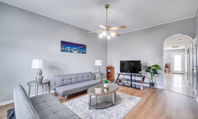 Ashley Oaks House | Pet-Friendly Knoxville Retreat w/Deck + Gas Grill