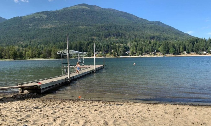 Proctor Cottage | Pet friendly Kootenay Lake Cottage sleeps 4, No Pet or Cleaning fee