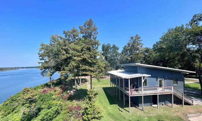 Winterville House | Pet friendly lakefront home with boat ramp~ The Overlook at Bachelor Bend