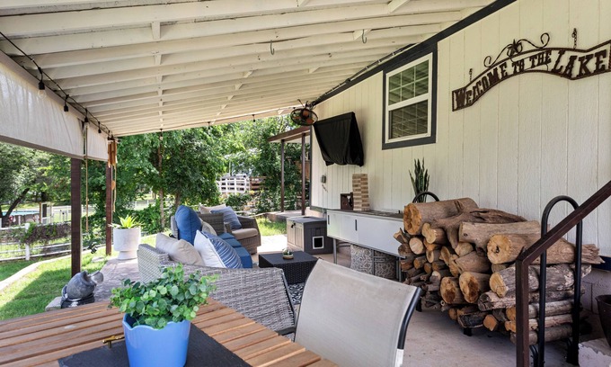 Granbury House | Pet-Friendly Lakefront Retreat w/Boat Access!