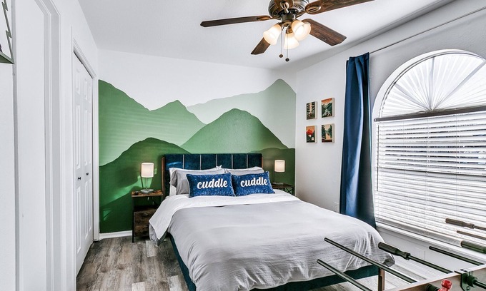 Moore House | Pet friendly & less than 20 minutes to downtown OKC, airport, and OU stadium!