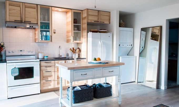 Central Point Cottage | Pet Friendly, Light-filled, Organic Studio, Full Kitchen, Hot Tub