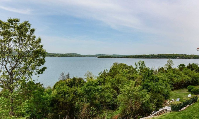 Hollister Condo | Pet-Friendly Luxury Condo on the Lake! - Full Kitchen, Whirlpool Tub, Pool - C4