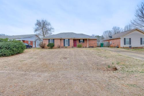 Millbrook House | Pet-Friendly Millbrook Home Patio and Yard!