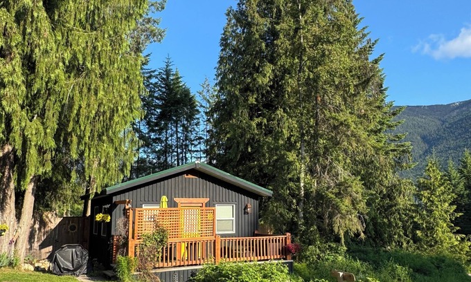 Proctor Cottage | Pet-Friendly Mountain-View Kootenay Cottage for single or couples, No pet fee