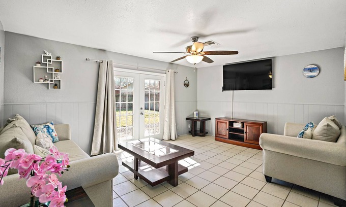 South Side House | Pet Friendly | Newly Remodeled 3BR/1.5BA house | @Downtown & 9 mins to beach