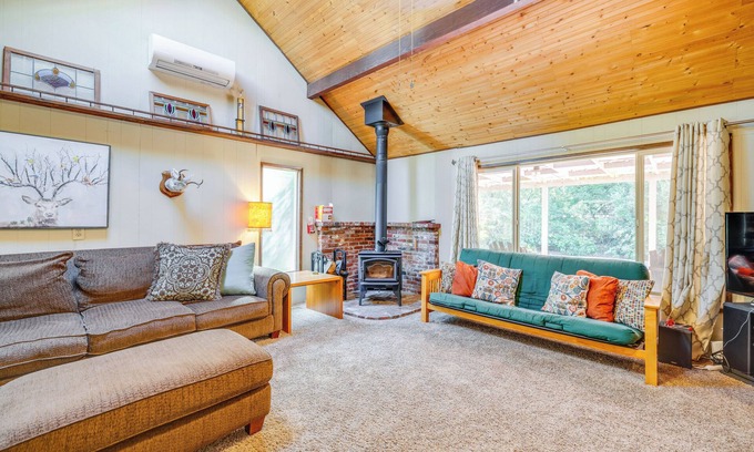 Ocean Park House | Pet-Friendly Ocean Park Rental w/Outdoor Fire Pit