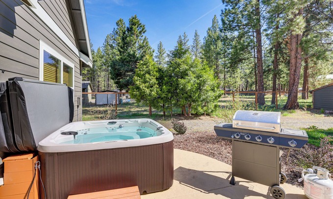 Deschutes River Woods House | Pet-Friendly Oregon Retreat w/Patio & Hot Tub!