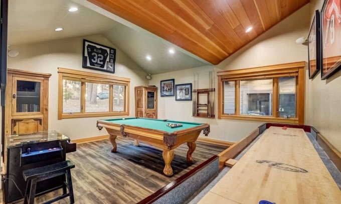 Montgomery Estates House | Pet Friendly + Pool Table + Shuffle Board + Arcade Game