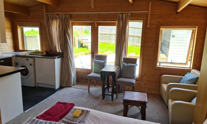 Hythe Cabin | Pet Friendly Private Cabin Town Eurotunnel Beach