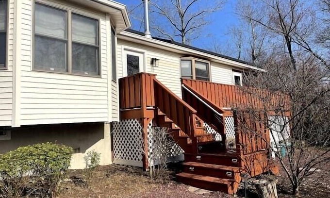 Town Bank House | Pet Friendly Shore Nature Retreat!