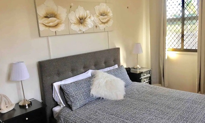 Bundaberg East House | Pet friendly Sleeps 10 Free Wifi & Netflix Air Con Minutes to Town close to park