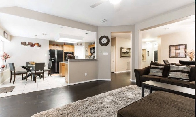 Euless House | Pet Friendly Spacious 3BR Home with King Bed