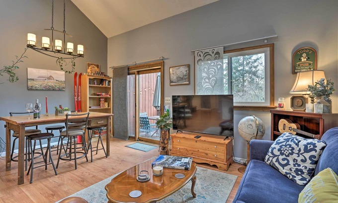 Vernon House | Pet-Friendly Townhome w/Community Hot Tub!