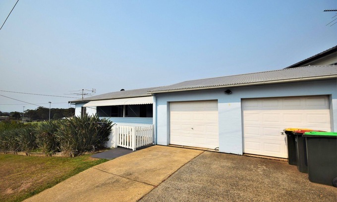 Nambucca Heads House | Pet friendly two Bedroom house, located close the the beach and main street!