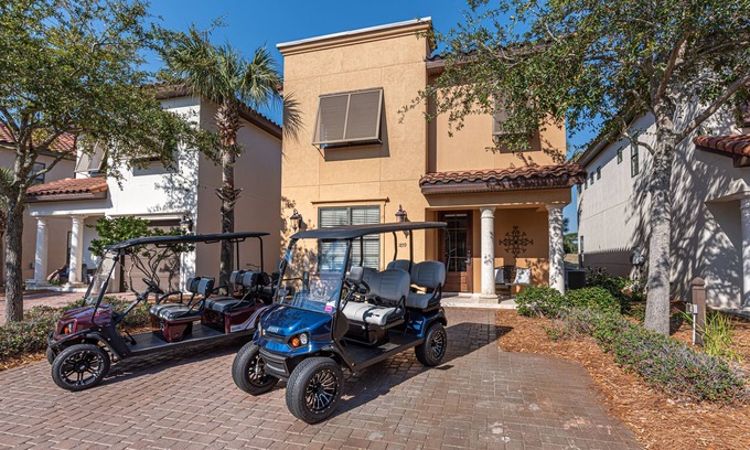 Villa Lago House | Pet Friendly ~ Two Golf Carts ~ Golf Course View ~ Back Patio