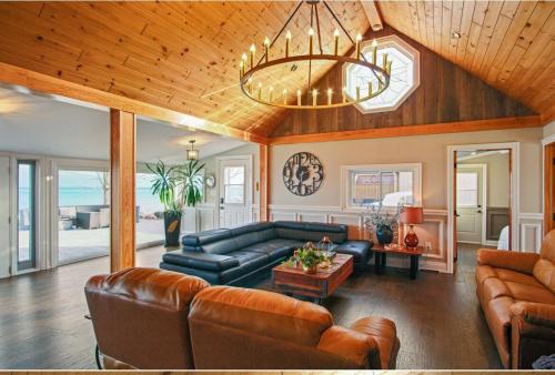 Bowmanville House | pet friendly waterfront Cottage-Bowmanville