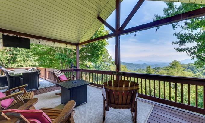 Waynesville House | Pet-Friendly Waynesville Retreat w/Hot Tub!