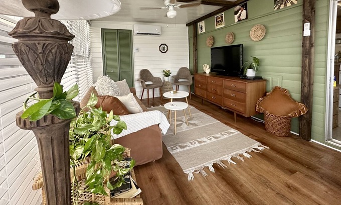 Arcadia Ski Chalet | Pet friendly with King Bed & Resort Pool