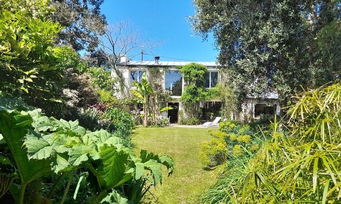 Saint-Marc House | Petit Appartement Semi Indépendant Dans Grande Maison de Famille Avec Jardin