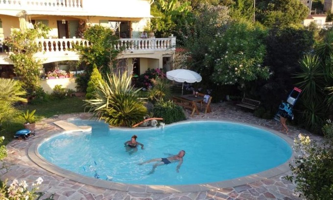 Calcatoggio Apartment | Petit coin de paradis, vue panoramique mer &montagne, piscine privée.