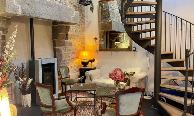 Combourg House | Petit gîte d’arrière-cour au pied du Château