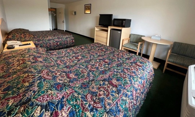 Red Bud Bed & Breakfast | Petite Double Queen Suite with Free Parking!