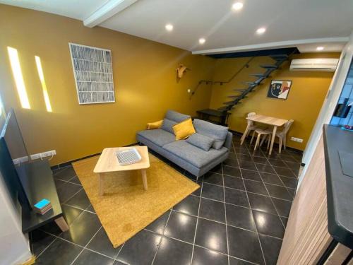 Saint-Maurice-de-Remens Apartment | Petite maison de village