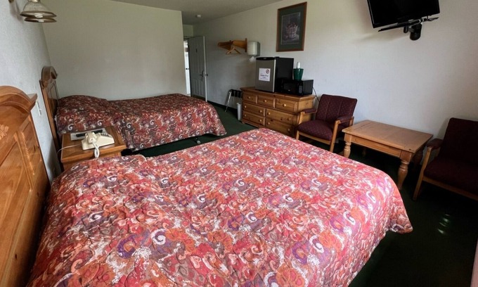 Red Bud Bed & Breakfast | Petite Queen + Full Basic Room with Free Breakfast