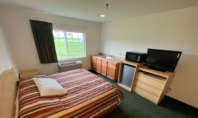 Renault Bed & Breakfast | Petite Single King Suite with Free Parking!