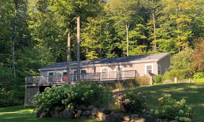 Petoskey House | PETOSKEY - SPACIOUS GETAWAY, HOT TUB, POOL TABLE, FALL COLORS, BEACHES, SKIING