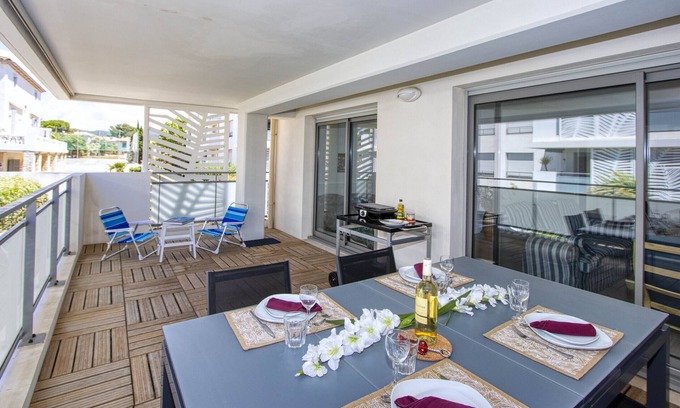 La Ciotat Apartment | Pètro, 100 m from the beach, terrace, AC, parking