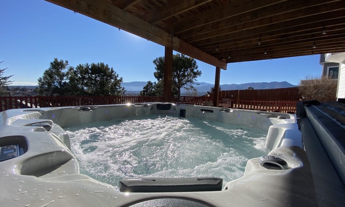 Briargate Apartment | ✔Pets✔ ♕King Bed/Bath/Kitchen ♨Hot Tub♨ w views 🏞