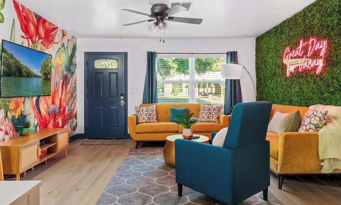 Crystal River House | Pets OK! Heated Pool mins to 3 Sisters Spring!