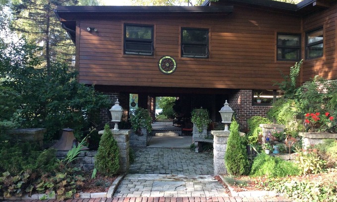 Mukwonago House | "PHANTOM'S COVE": LAKE FRONT RETREAT ON UPPER PHANTOM LAKE