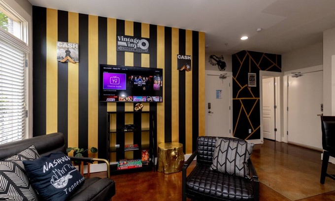 West End Apartment | Phillips Place Condo 09