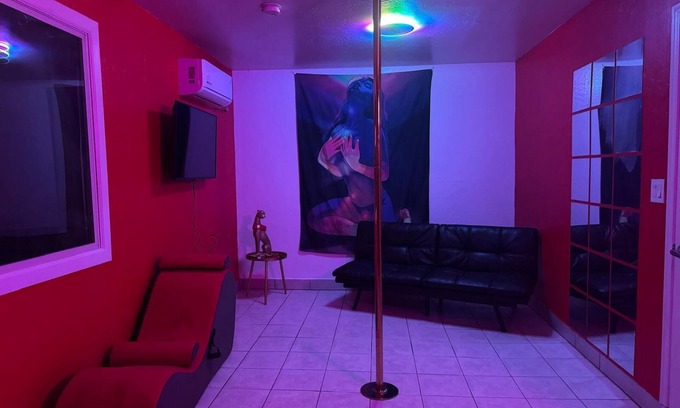 Maryvale Apartment | Phoenix Red Room for Couples