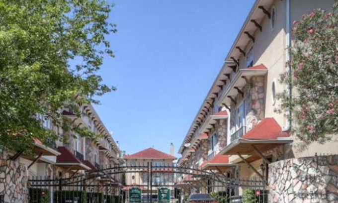 Houston House | PICK ME! 3 story home! Corporate/Family/friends living for short & long stays