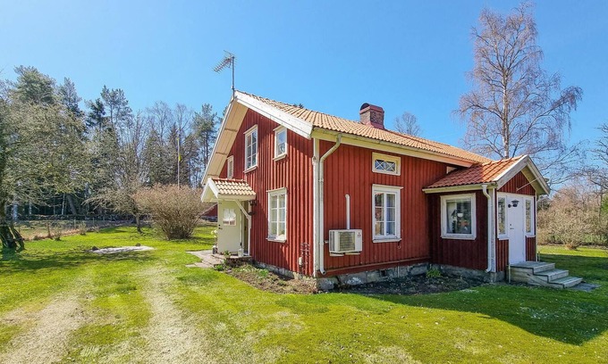 Herrljunga Municipality House | Picking berries and mushrooms in beautiful forests