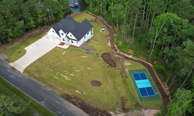 Chapin House | Pickleball Court + Hot Tub + Much More! Sleeps 16