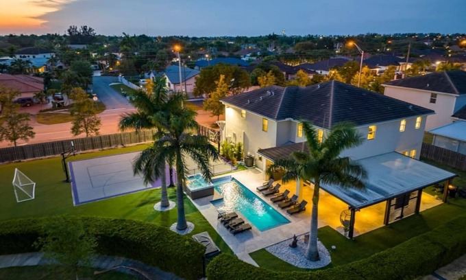 Ludlam House | Pickleball/Soccer Field/Pool