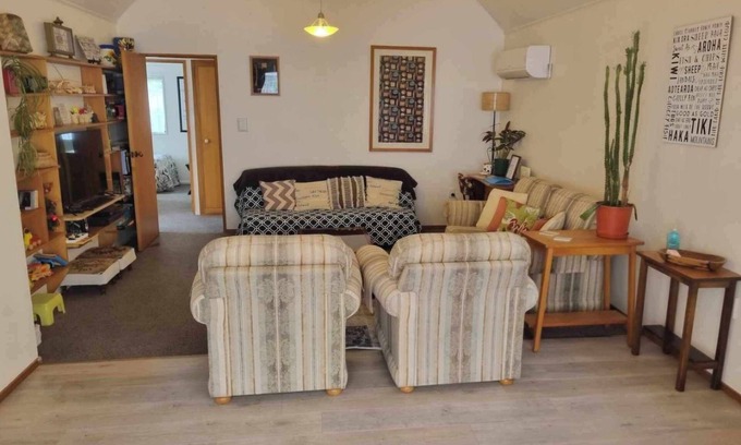 Picton House | Pictons Home away from Home: 10 minute walk to the township or ferry terminals.