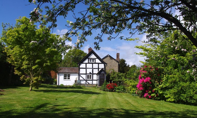 Yarpole Cottage | Picturesque Black And White Cottage
