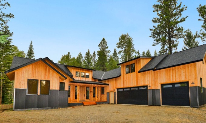 McCall House | Picturesque Cedar Retreat w/Hot Tub