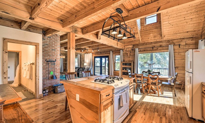 Morehead City Cabin | Picturesque Family Cabin w/Views & Treehouse