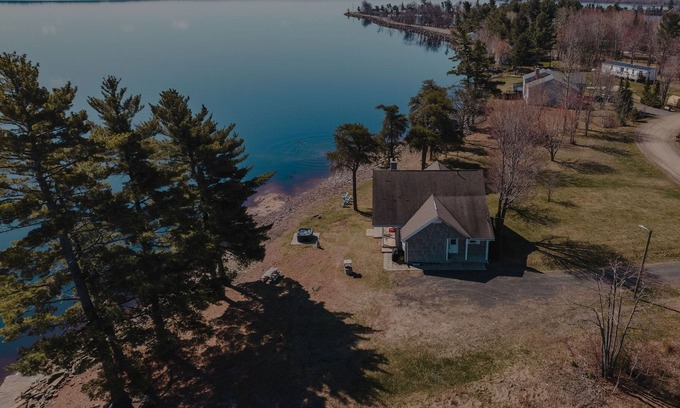 Maugerville Cottage | Picturesque Lakehouse ***Hot Tub***