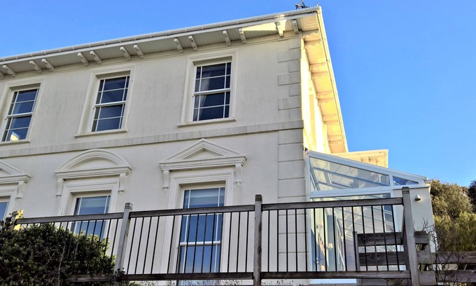 Weston-super-Mare Cottage | PIER VIEW, family friendly, with a garden in Weston-Super-Mare