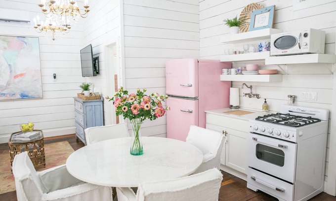 Burton House | "Pigs Fly" an Adorable Guest Suite in the Round Top Area