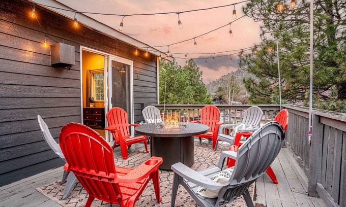 Larkspur House | Pilot Butte Retreat | Hot Tub, Pool Table, Fam Fun